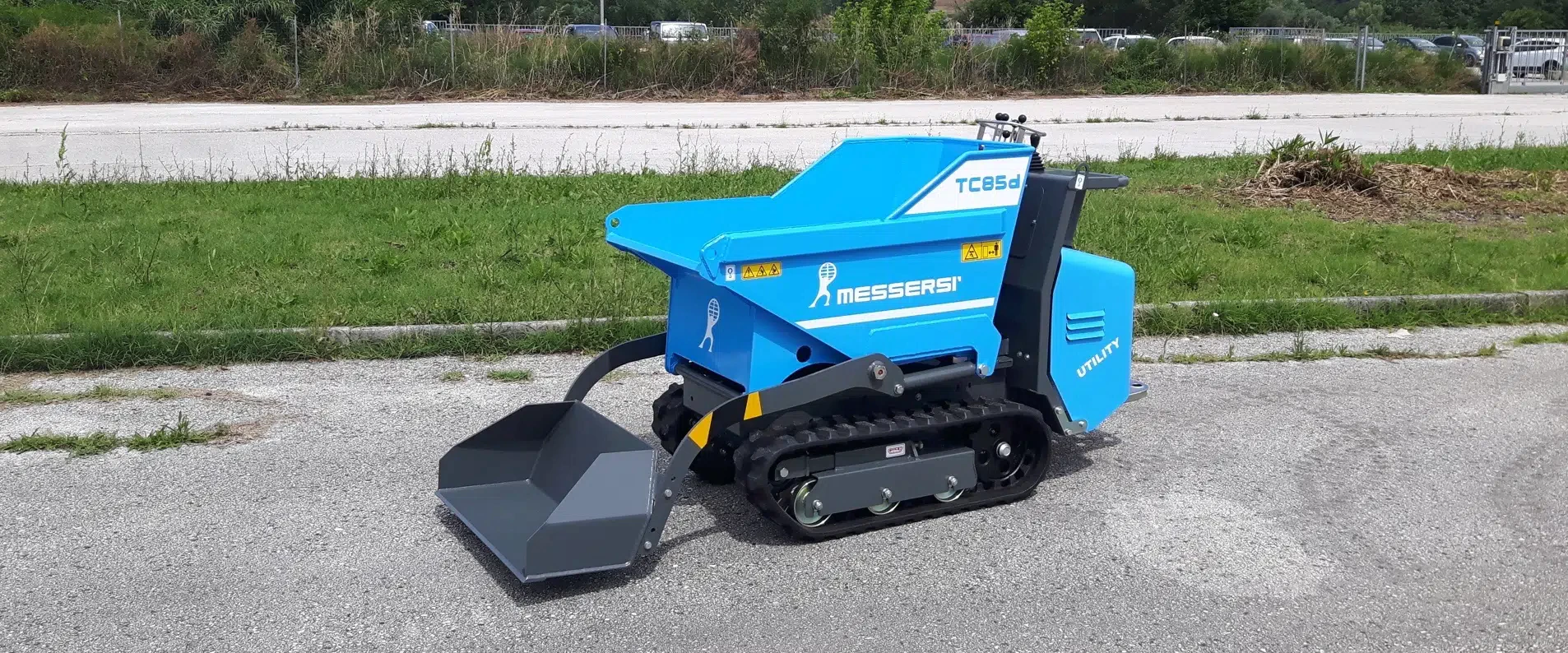 Mini escavatore blu Messersi su strada