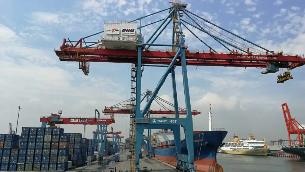 ship to shore container cranes 37